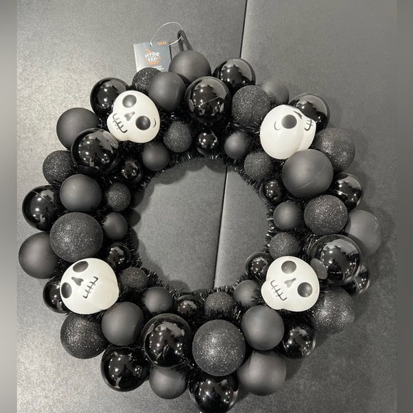 Halloween skull wreaths - Picture 1 of 2